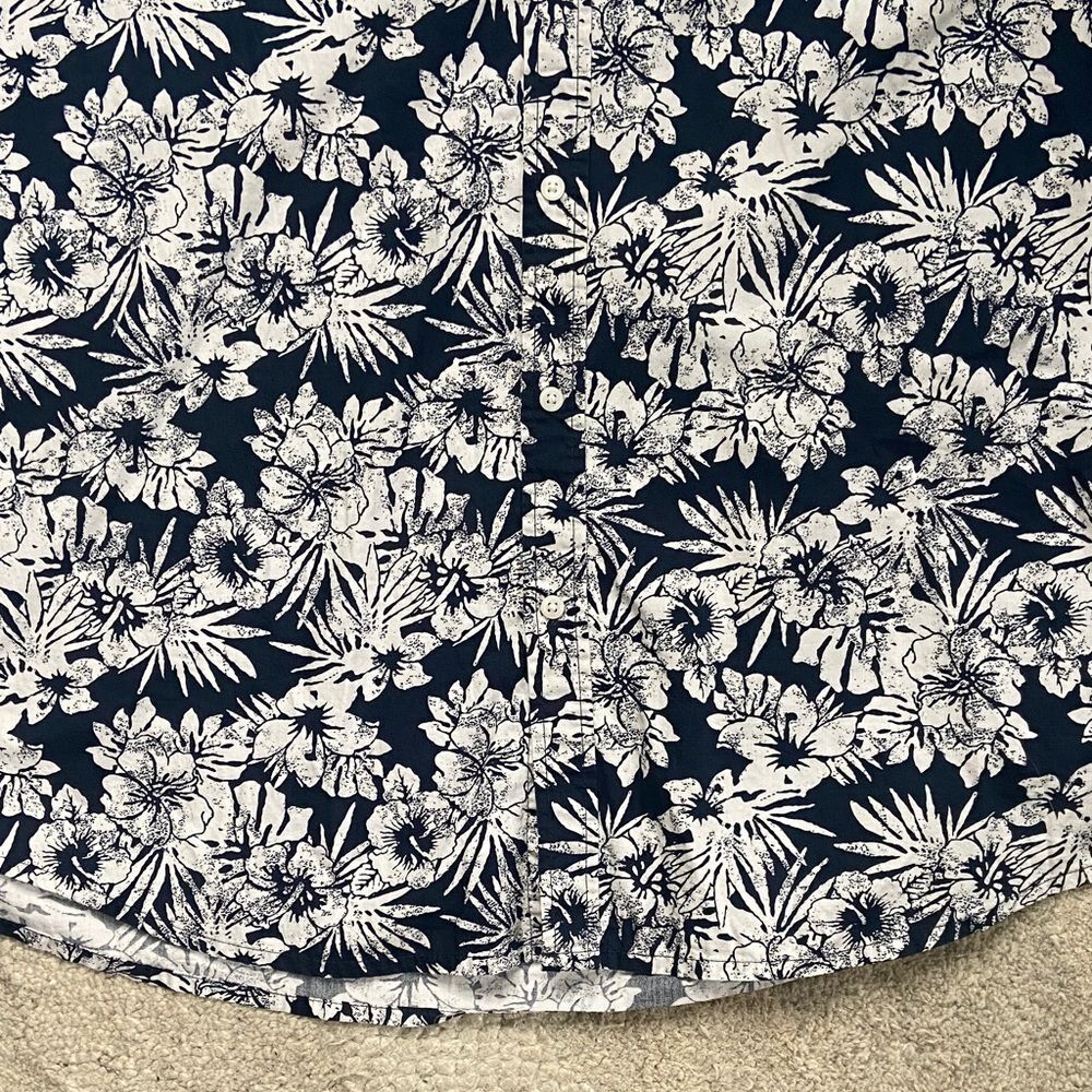 ✨5 for $15✨ Navy Floral Hawaiian Men's Shirt - Picture 3 of 6